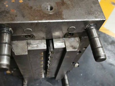 OEM 48 Cavities Thread 28mm Hot Runner Plastic Injection Mold Bottle Cap Mould / 1